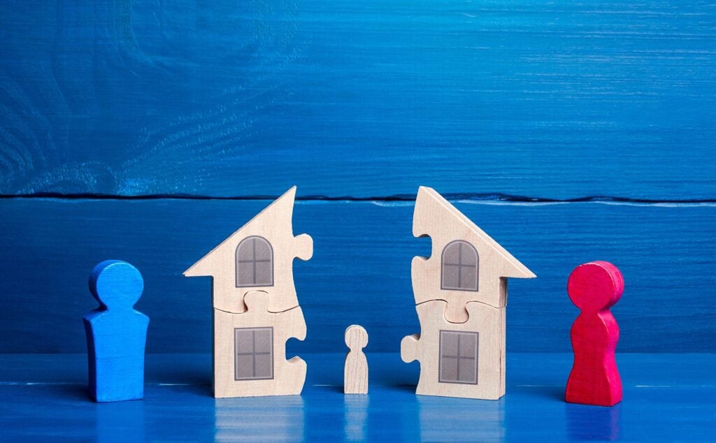 Division of property and children among parents in case of divorce. Parental conflict resolution, custody of children. Justice, protection of child rights. Choose which parent to live with